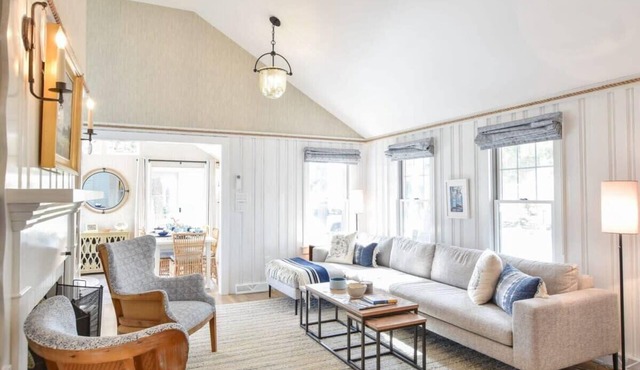 Stylish Getaway! Easy walk to Pleasant Rd Beach!