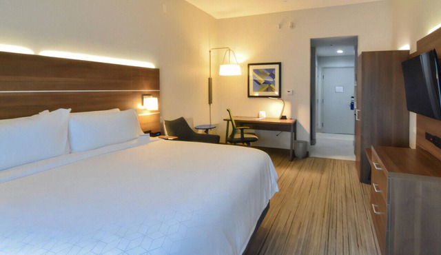 Stylish & Inviting King Room w/ Free Breakfast!