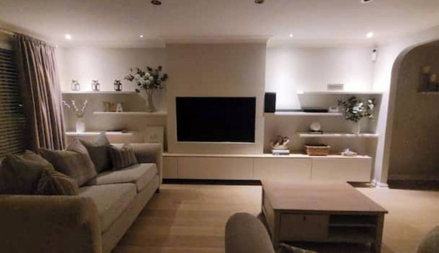 Stylish, Modern 3 bedroom house, free parking x 2