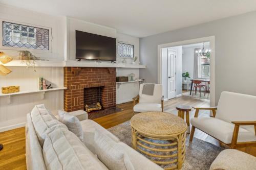 Stylish Modern Home Near Downtown Pittsburgh | Sleeps 7
