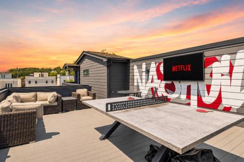 Stylish Multi-Level Retreat Rooftop & Pool Table