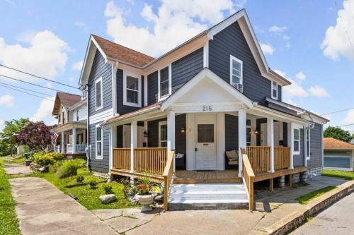 Stylish New Castle Escape with Garage and by Parks-Family Friendly