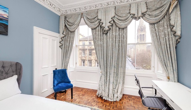 Stylish Southside Flat Near Old Town