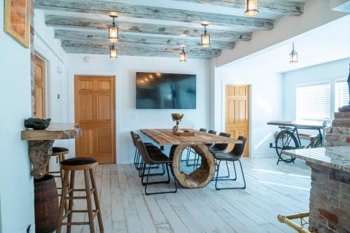 Stylish Stay Near CWS, Zoo & Downtown Fun