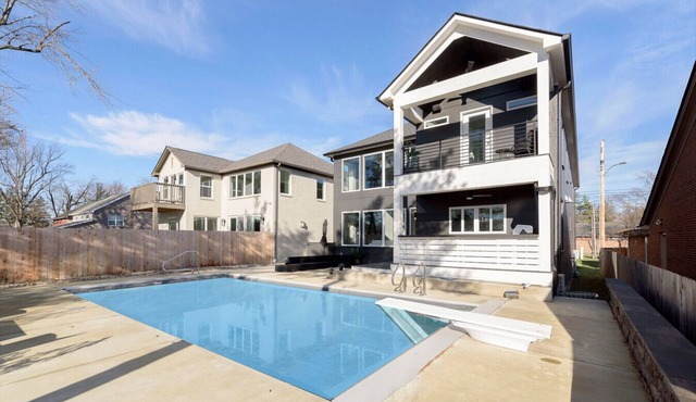 Stylish Surrey Park Home w/Pool, Fire Pit, Gourmet Kitchen, Outdoor Grill + Bar