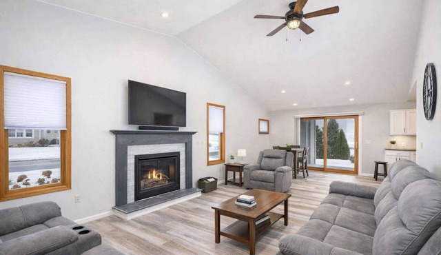 Stylish Townhouse w/Patio & Free Parking