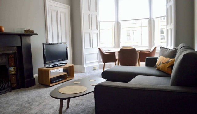 Stylish Two Bed, Bruntsfield Apartment, Edinburgh