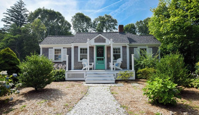Stylish Updated Home, walk to Dennis Pond, Hot Tub!