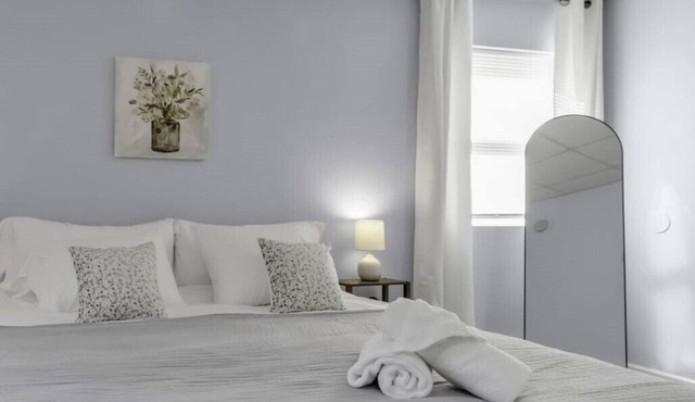 Suite Retreat: Cozy Walkable Akron Village Getaway