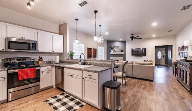 Suite Starry Night - 3BR/3BA - Walk to Texas Tech