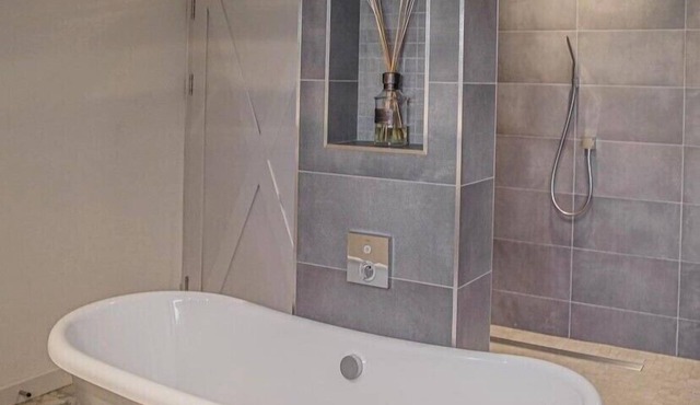 Suite with roll top bath