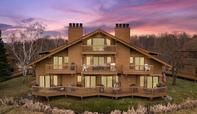 Summer Adventure Retreat - Golf Views, King Beds, Fully Loaded Kitchen!