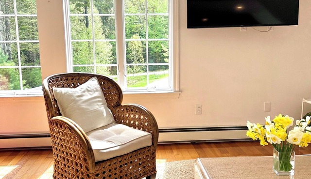 Sun-lit, 2 Bedroom Guest cottage on 27 Acres in Freeport