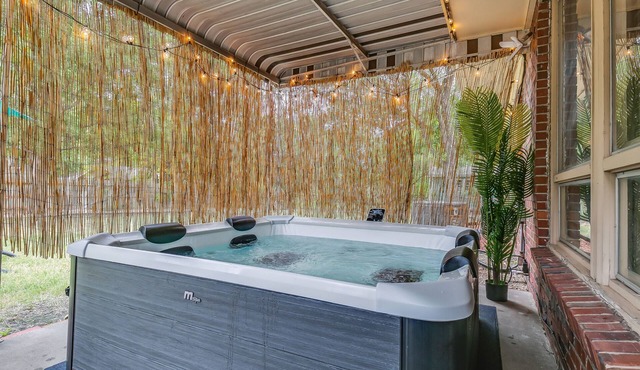 Sunflower State Oasis: King Bed, Spa & Entertainment for 9!