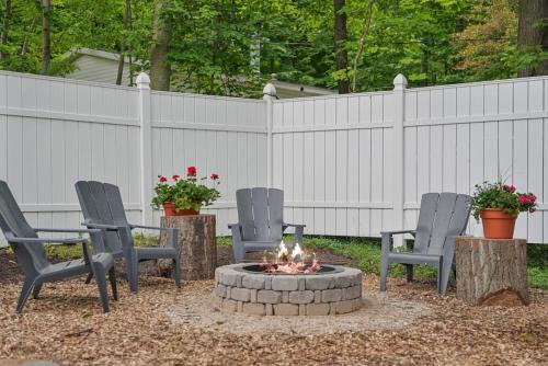 Sunny 3BR with Firepit Game Yard Walk to Green Lake