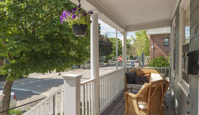 Sunny and immaculately clean 3 bed/2 bath - fast wifi - 5 min walk to Alewife T