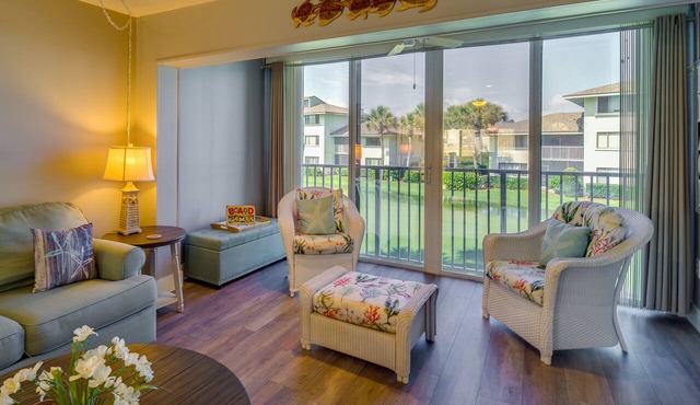 Sunny Ocean Village Beach Condo: Community Pool