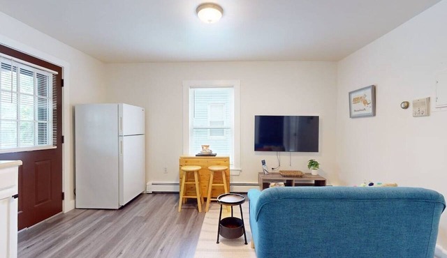 Sunny Riverside Apt Near MIT, Harvard & Red Line