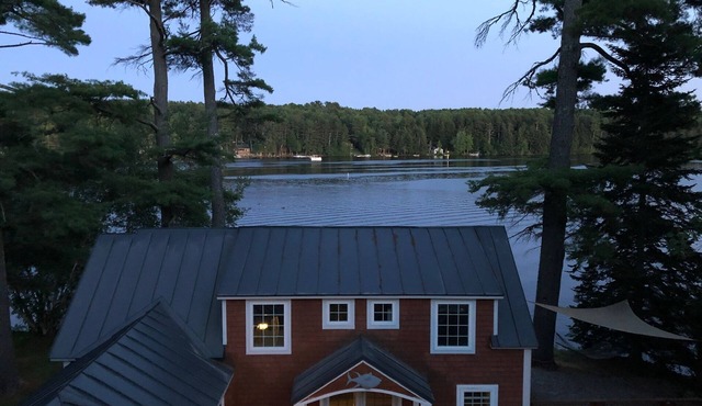 Sunny, spacious and updated lake cottage - amazing views & steps from the water!