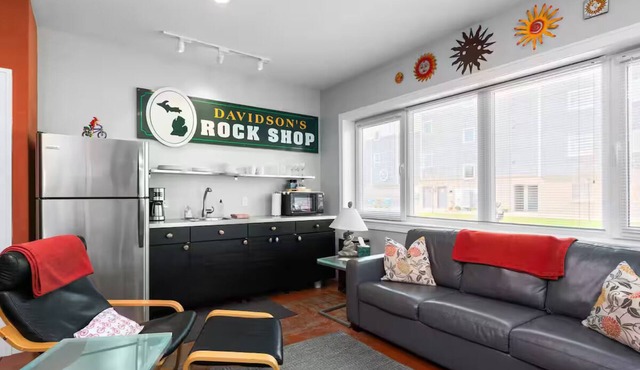 Sunny West Bay Retreat, Cozy Apartment on the Bay, steps from Downtown.