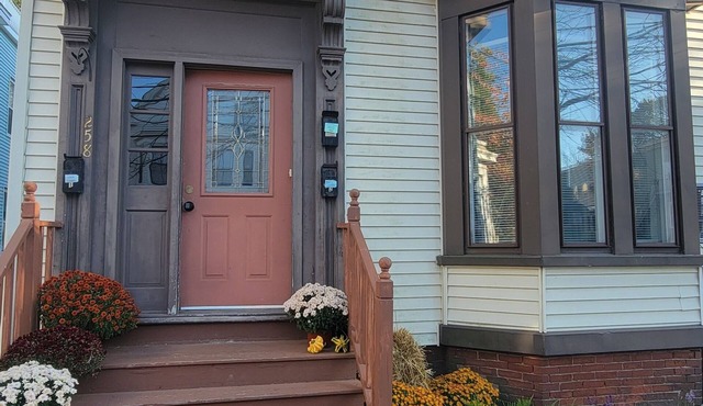 Sunny West End 1 BR w/High Ceilings & Parking