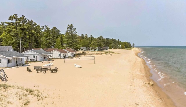 Sunnyside 2BR/1BA Relaxing Lakefront Retreat