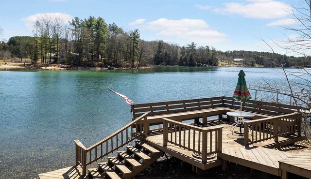 Sunrise Cottage - lakefront, 4bdrm, 4 kayaks, ski/snowmobile