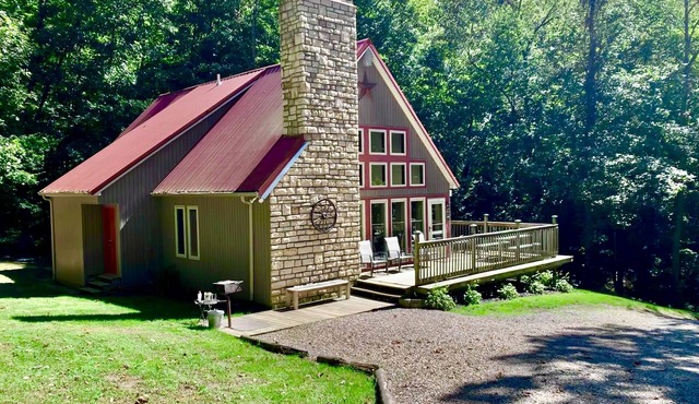 Sunrise Forest, peaceful retreat in Hocking Hills sleeps 9 with 3 full bathrooms