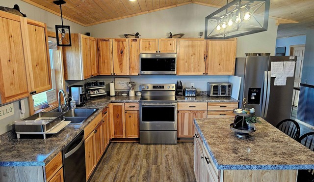 Sunrise Lake Escape Lakefront House/2nd house. Dock, WiFi, AC, hot tub, fire pit