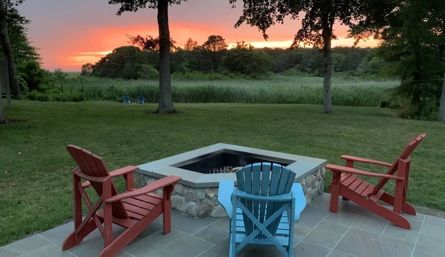 SUNSET BAY VILLA Backyard Sunsets, Kayaks, Bikes, HotTub, NatureTrails, Fire Pit