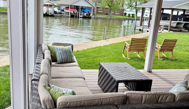 Sunset Isle Escape - Spacious Lakefront house on the Islands of Indian Lake