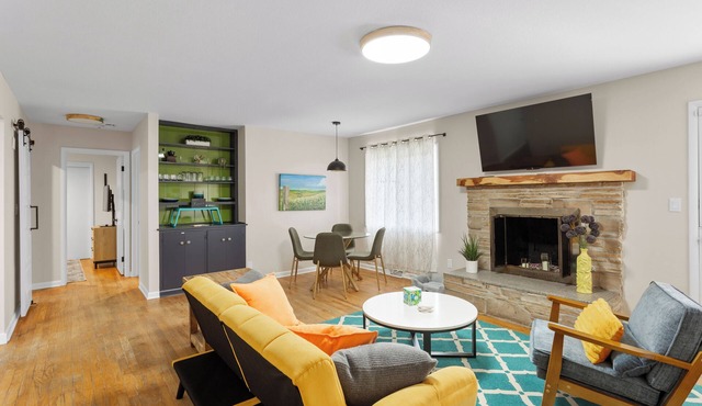 Sunshine on 7th: Pet Friendly, 2-bedroom house, walking distance to KU!
