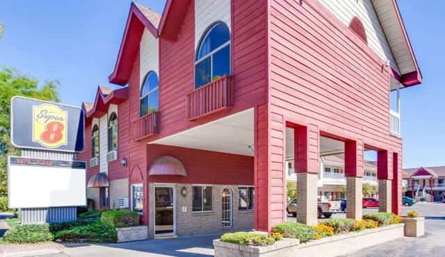 Super 8 Beachfront by Wyndham Mackinaw City, MI