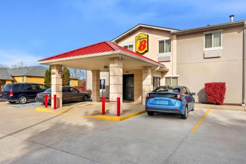 Super 8 by Wyndham Bloomington University Area