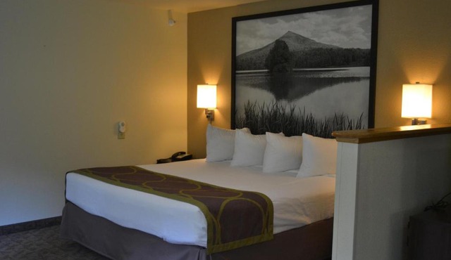 Super 8 by Wyndham Lebanon