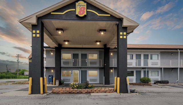 Super 8 by Wyndham Millbury/Toledo