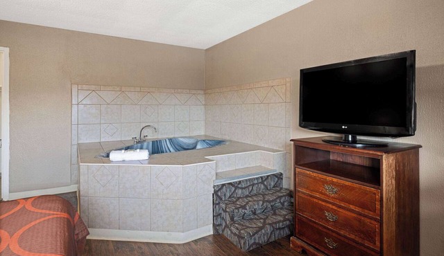 Super 8 by Wyndham Youngstown/Girard