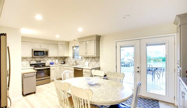 Super close to Lambeau! 4 minute walk to the stadium district! 2 bedroom home.