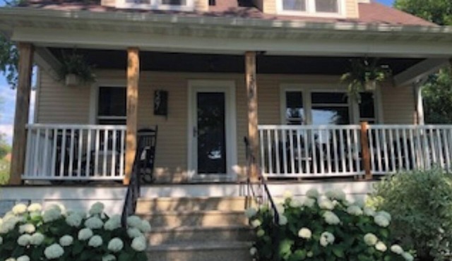Super cute house with views of the lake. Great walkability score!