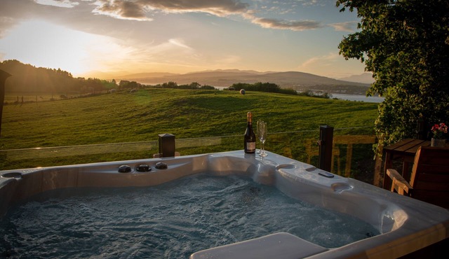 Super King Lodge-Sleeps 2-HotTub-Sea View