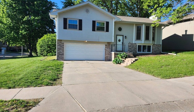 Superb 3-bedroom home with Central AC and Heat in friendly Omaha neighborhood