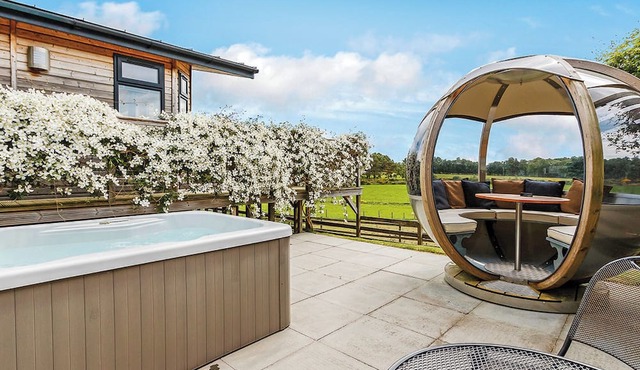 Superb lodge with luxurious and contemporary styling features.