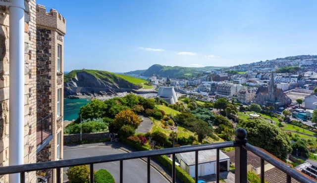 Superb sea front apartment with great sea views