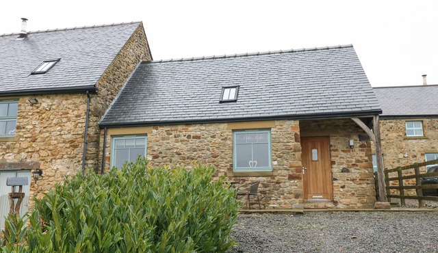 SUTTON NEWBOLD COTTAGE, romantic, with a garden in Wheatley Hill