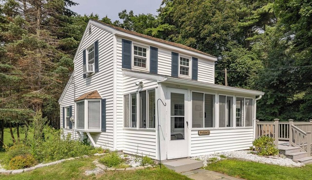 Sweet beach cottage with a short walk to the ocean!