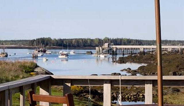 Sweet Cottage on Magical Point in Working Harbor