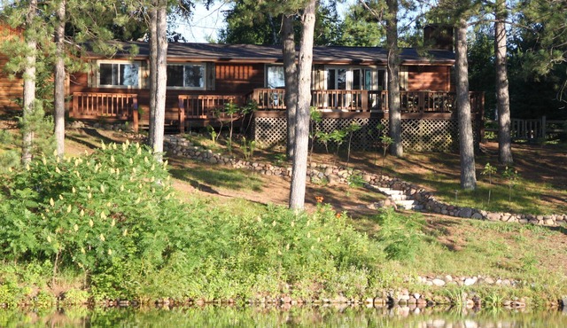 Sweet, Cozy Round Lake Retreat. Freshly Renovated. Tastefully Decorated.