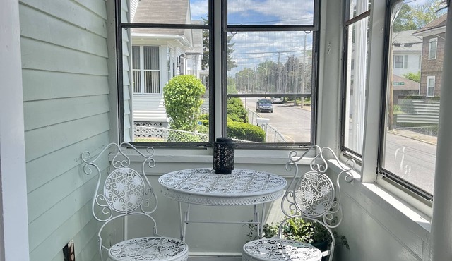 Sweet Edgewood Cottage steps to RWU Park