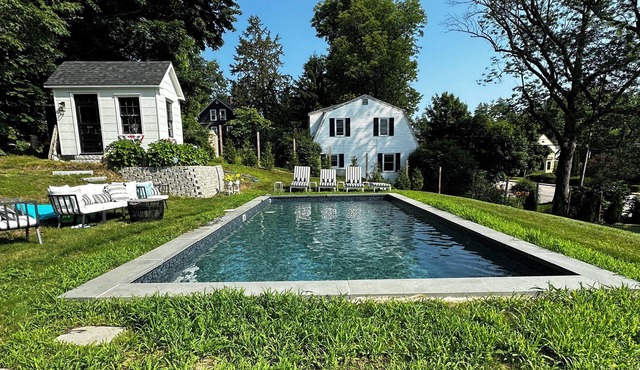 Sweet Traditional Kittery New Englander with Pool!