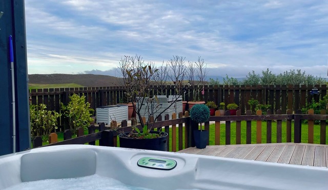 Switha- 3 bed home in Orkney, Scotland with hot tub and outstanding sea views